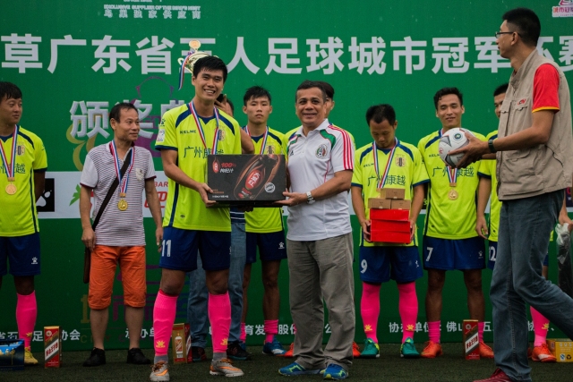 王哲林15+12刘铮14分 上海6人上双险胜北京